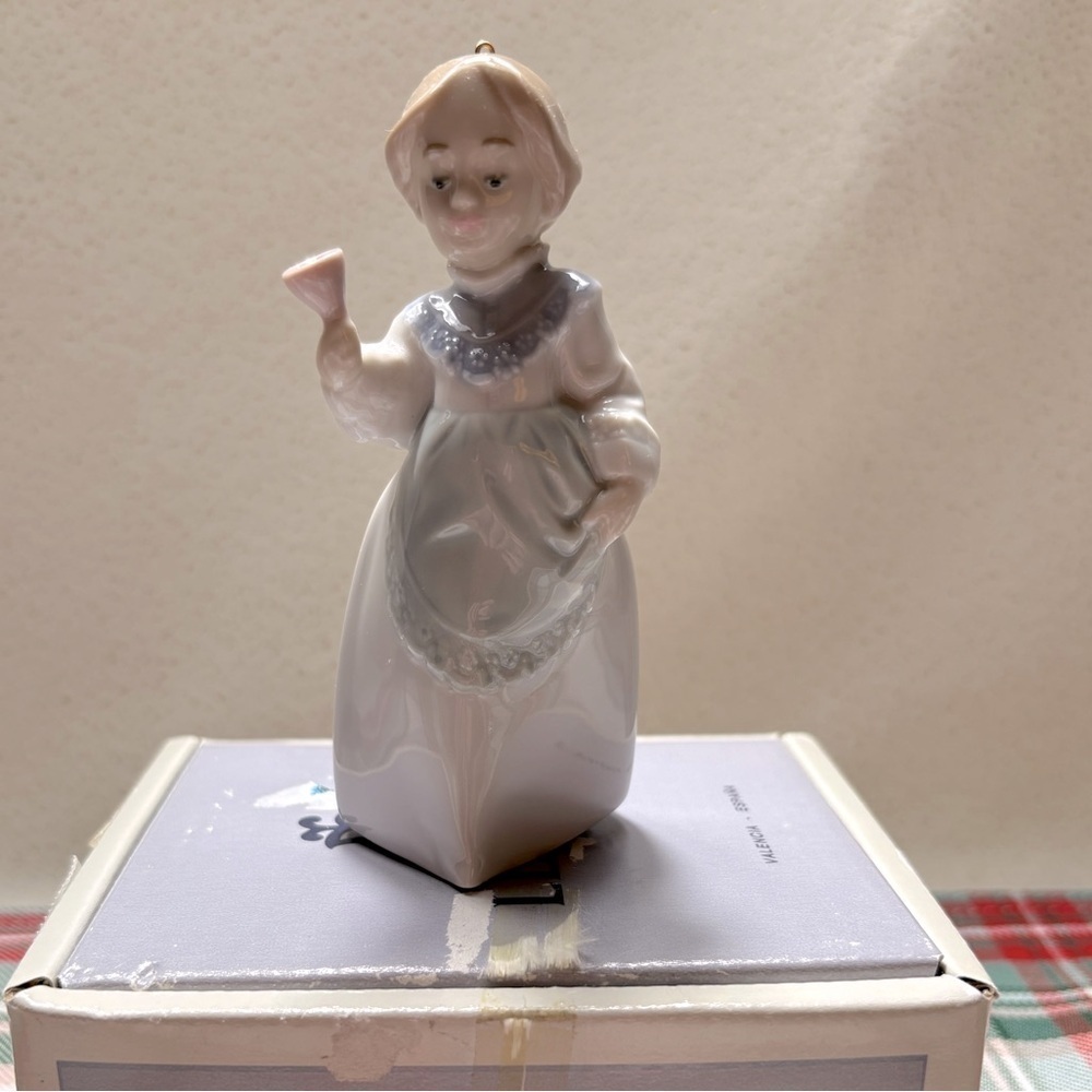Lladro Mrs. Claus Vintage Porcelain Ornament. Preowned, Excellent Condition.